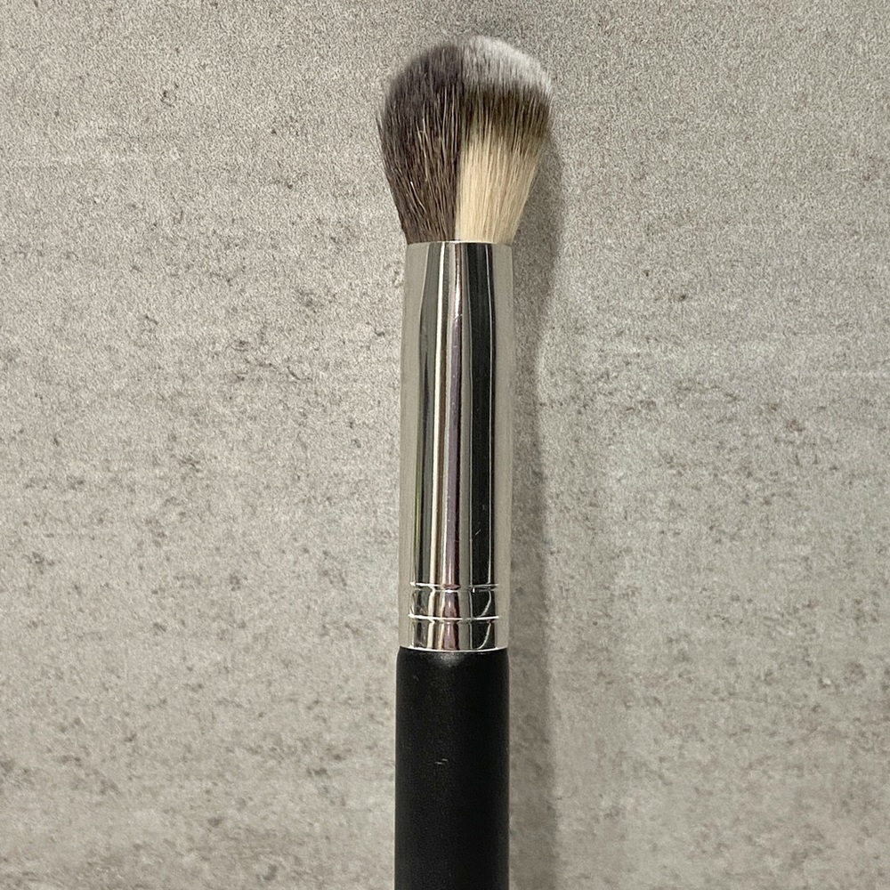 M.A.C Makeup Brush 128 - Picture 1 of 3